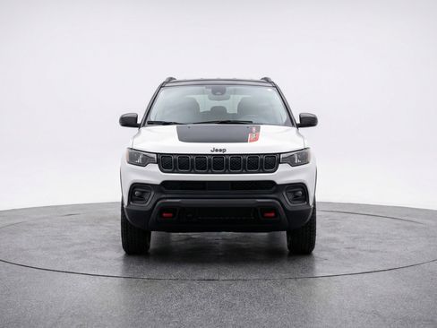 Used 2025 Jeep Compass Trailhawk w/ Trailer Tow Group AWD/4WD image 2