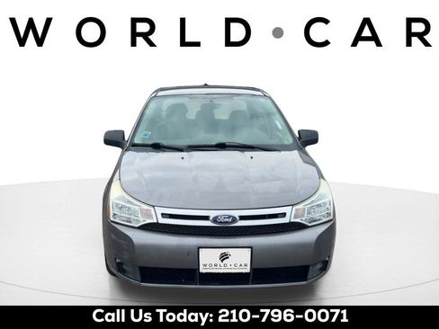 Used 2010 Ford Focus SE image 2