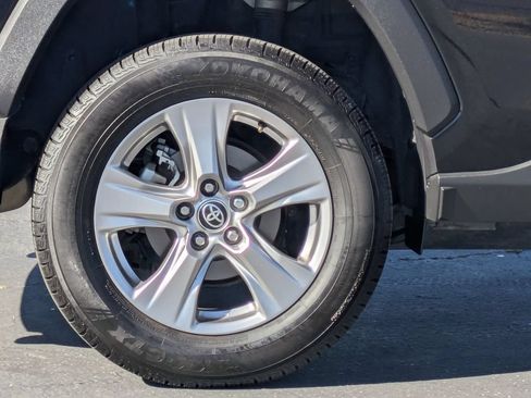 Used 2022 Toyota RAV4 XLE w/ Convenience Package FWD image 9