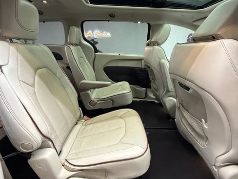 Used 2020 Chrysler Pacifica Limited FWD image 38