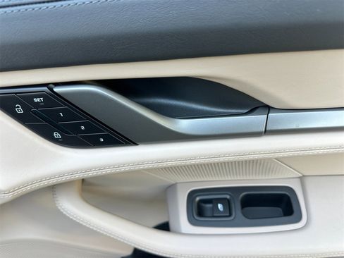 Used 2025 Porsche Taycan image 19