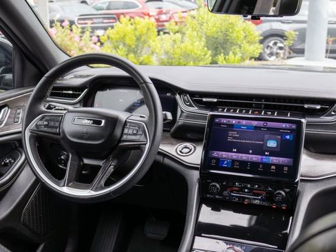 Used 2024 Jeep Grand Cherokee Limited w/ Luxury Tech Group II AWD/4WD image 12