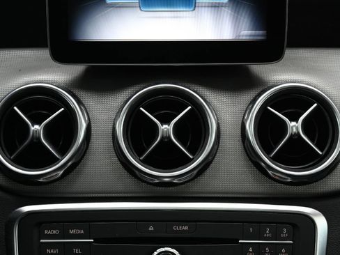 Used 2019 Mercedes-Benz GLA 250 4MATIC image 31
