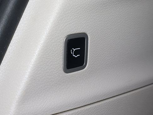 Used 2020 Chrysler Pacifica Limited image 21