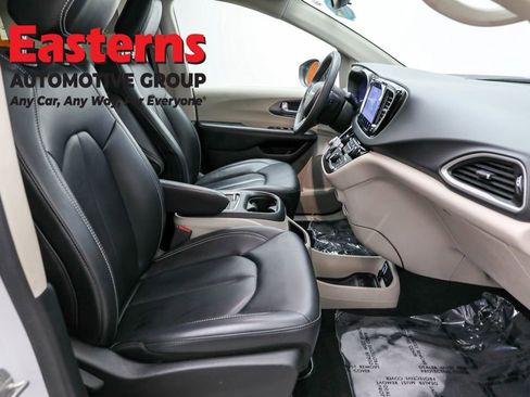 Used 2023 Chrysler Pacifica Touring-L image 24