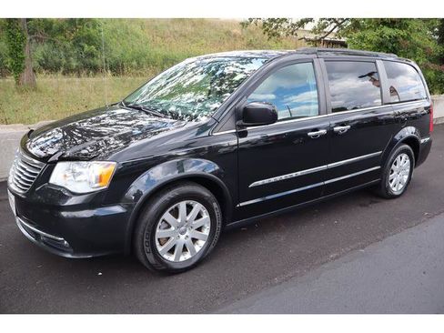 Used 2016 Chrysler Town & Country Touring w/ Driver Convenience Group image 2