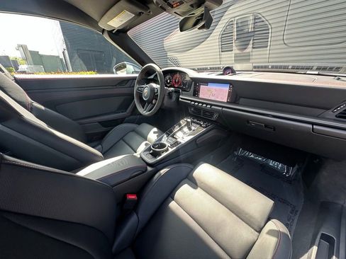 Certified 2025 Porsche 911 Targa 4 GTS AWD/4WD image 40