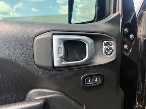 Used 2018 Jeep Wrangler Unlimited Sport S AWD/4WD image 25