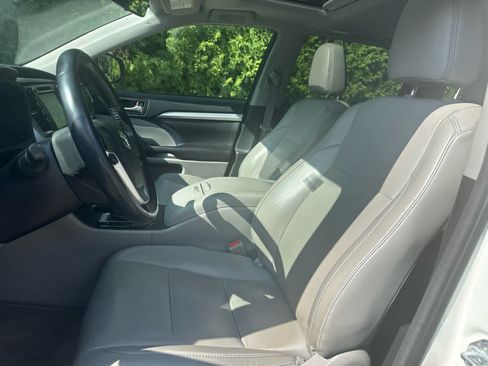 Used 2017 Toyota Highlander XLE AWD/4WD image 11