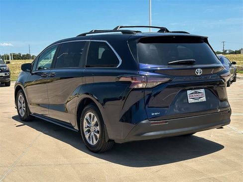Used 2025 Toyota Sienna LE image 7