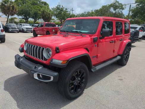 Used 2025 Jeep Wrangler Unlimited Sahara AWD/4WD image 10