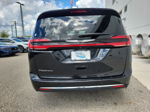 Used 2023 Chrysler Pacifica Touring-L FWD image 5
