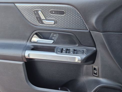 Used 2025 Mercedes-Benz GLB 250 4MATIC image 32
