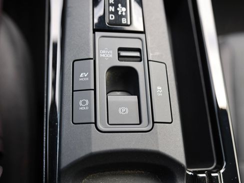 Used 2024 Toyota Prius LE AWD/4WD image 33