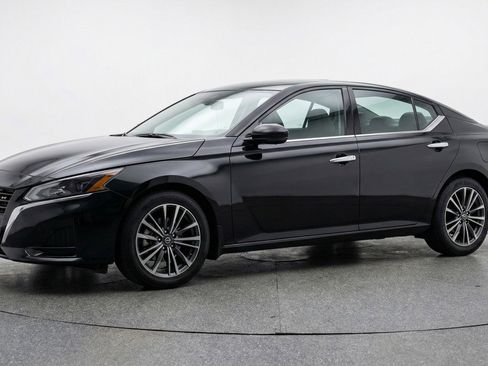 Used 2025 Nissan Altima 2.5 SV FWD image 3
