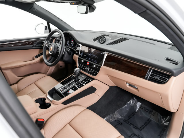 Certified 2026 Porsche Macan AWD/4WD image 24