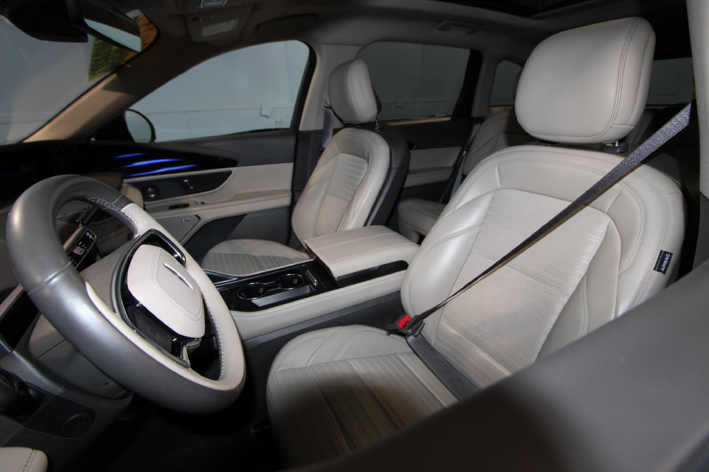 Used 2025 Lincoln Nautilus Reserve AWD/4WD image 4