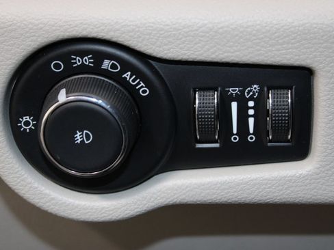 Used 2024 Chrysler Pacifica Touring-L FWD image 38