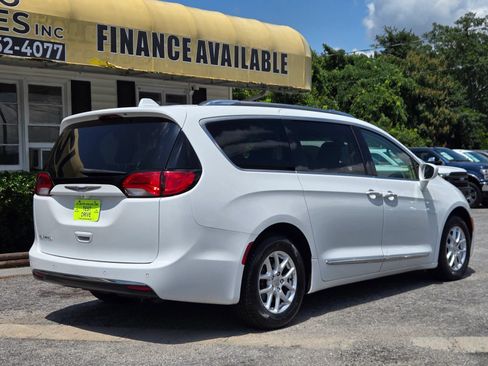 Used 2020 Chrysler Pacifica Touring-L FWD image 3