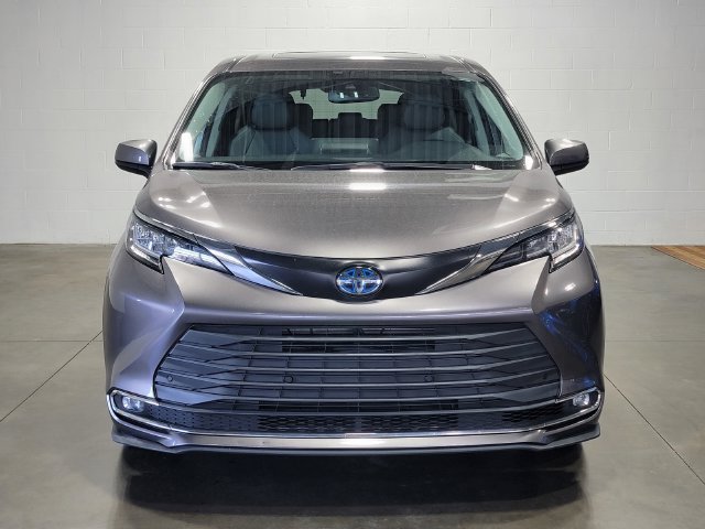 Used 2022 Toyota Sienna XLE FWD image 3