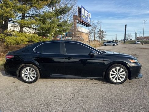 Used 2018 Toyota Camry LE image 2