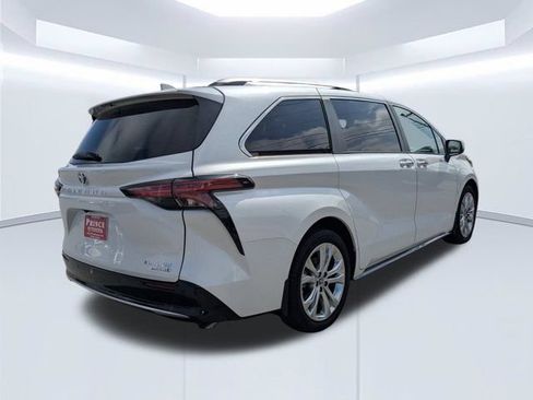 Used 2024 Toyota Sienna Platinum FWD image 4