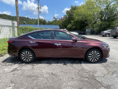 Used 2024 Nissan Altima 2.5 SV w/ SV Premium Package AWD/4WD image 2