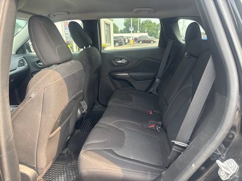 Used 2020 Jeep Cherokee Latitude w/ Cold Weather Group FWD image 3