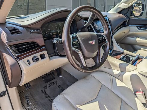 Used 2015 Cadillac Escalade Luxury image 10