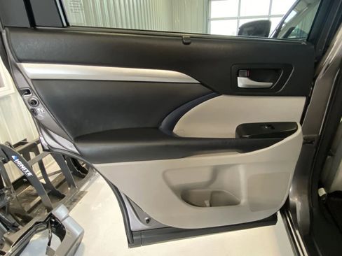 Used 2014 Toyota Highlander XLE image 12