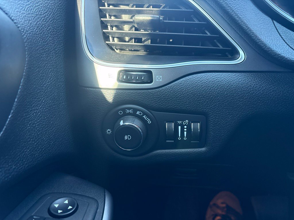 Used 2019 Jeep Cherokee Latitude Plus w/ Cold Weather Group AWD/4WD image 16