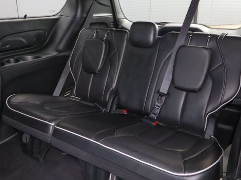 Used 2025 Chrysler Pacifica Limited FWD image 9