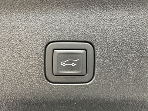 Used 2024 GMC Yukon XL Denali w/ Advanced Technology Package image 24