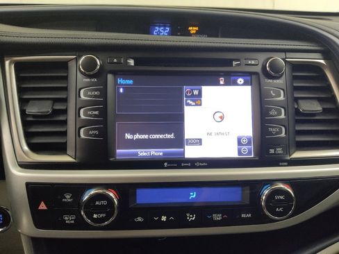 Used 2019 Toyota Highlander XLE FWD image 25