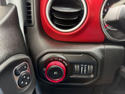 Used 2021 Jeep Wrangler Unlimited Rubicon AWD/4WD image 46