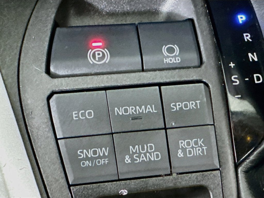 Used 2022 Toyota RAV4 LE AWD/4WD image 16