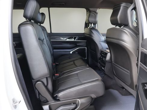 Used 2022 Jeep Wagoneer Series II RWD image 18