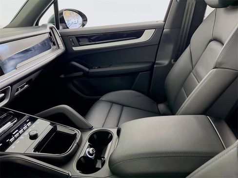 Used 2024 Porsche Cayenne image 23