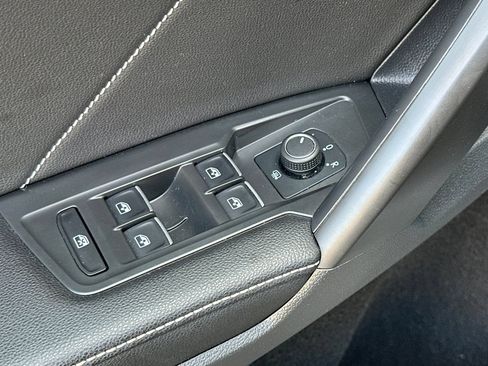 Used 2022 Volkswagen Tiguan SE AWD/4WD image 11