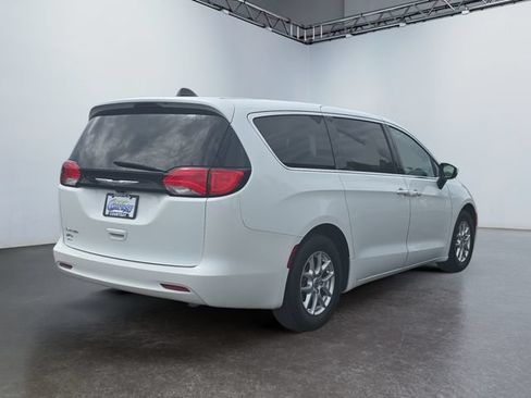 Used 2023 Chrysler Voyager LX FWD image 5