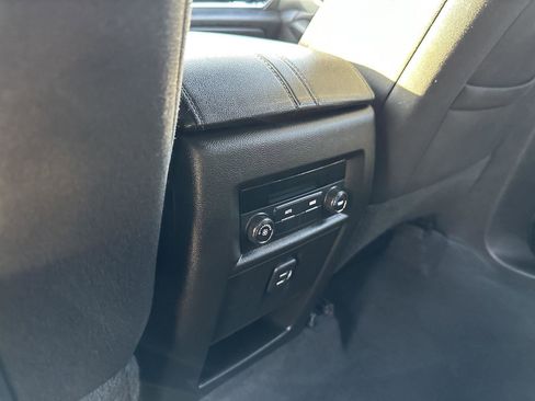 Used 2023 Chevrolet Traverse LT image 22