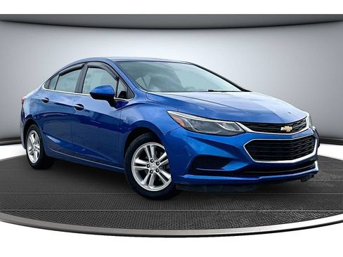 Used 2018 Chevrolet Cruze LT w/ Convenience Package FWD image 2