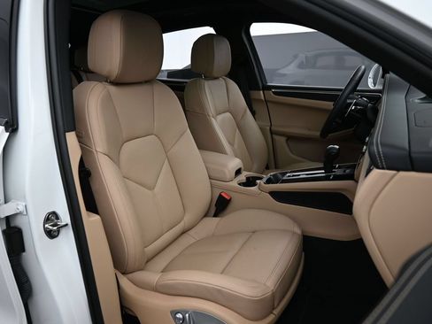 Certified 2025 Porsche Macan GTS AWD/4WD image 22