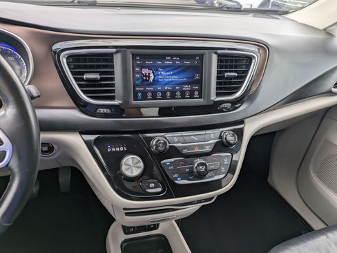 Used 2018 Chrysler Pacifica Touring-L FWD image 26
