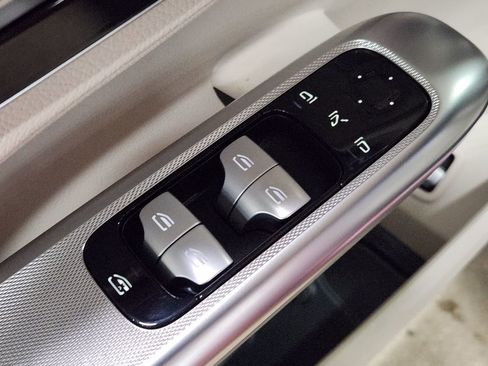 Used 2024 Mercedes-Benz GLC 300 image 41