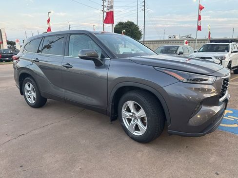 Used 2021 Toyota Highlander L FWD image 2