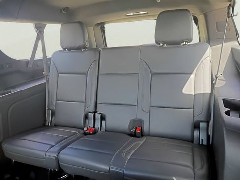 Used 2021 Chevrolet Suburban Z71 w/ Luxury Package AWD/4WD image 16