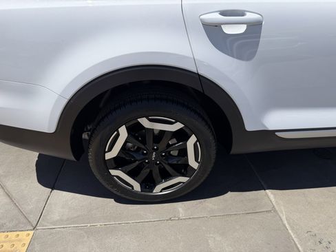 Used 2025 Kia Telluride EX w/ EX Captain's Chair Package FWD image 15