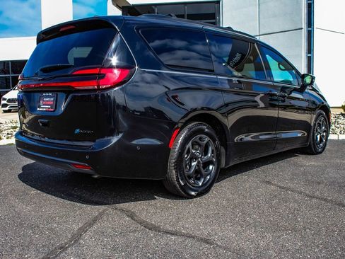 Used 2022 Chrysler Pacifica Touring-L w/ Uconnect Theater Family Group FWD image 6