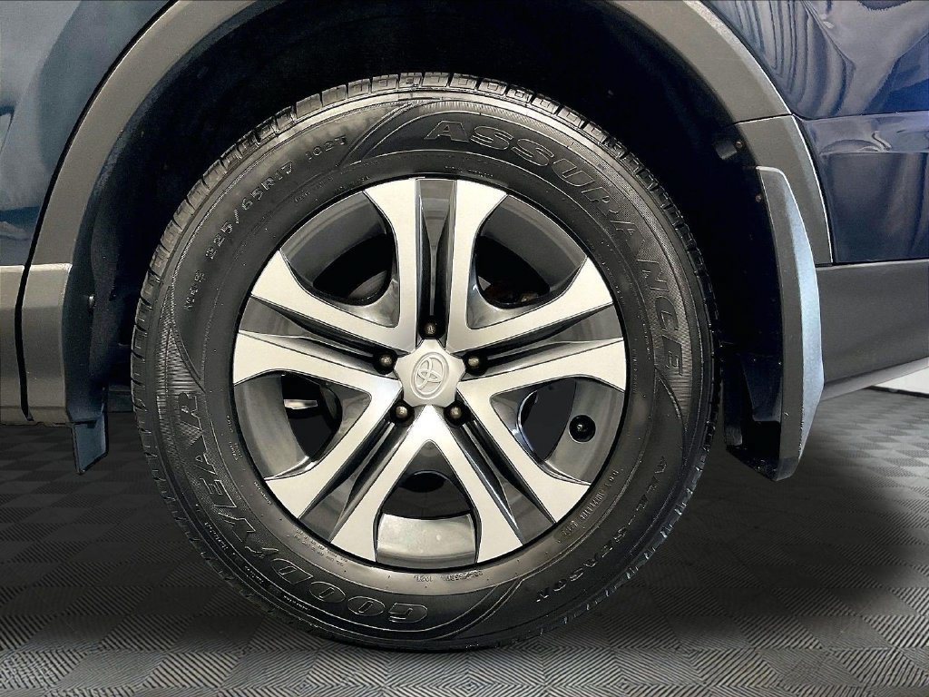 Used 2017 Toyota RAV4 LE AWD/4WD image 7